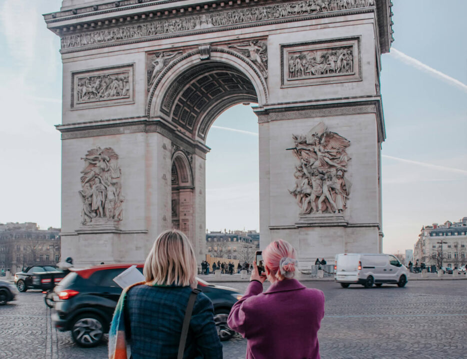 famale couple photographs Arc de Triomphe monument arch in Paris, France